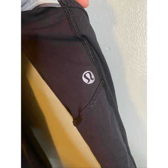 Lululemon Black Mid Rise Capri’s With Pockets Size 2 - Picture 6 of 7